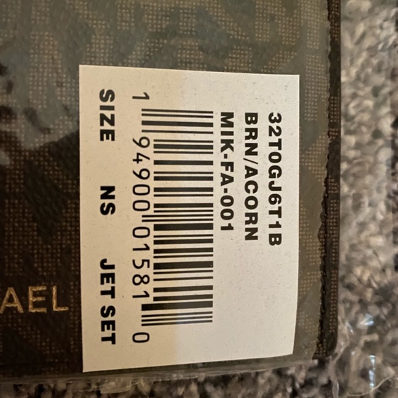 Brand New Michael Kors Jet Set Passport Case - Picture 4 of 4